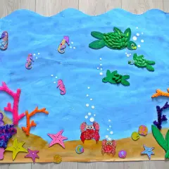 Kolorowa praca plastyczna "Ocean" z konikami morskimi, żółwiami, krabami i koralowcami.