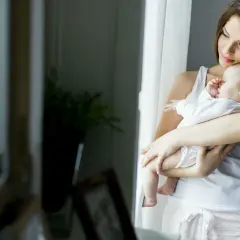 Mama tuli otula niemowlę w domu, gdy jest 25 stopni. Jak ubrać niemowlaka w taki upał? Lekka bawełna to klucz.