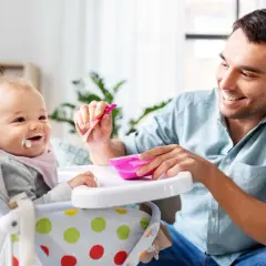 Radosny tatuś karmi niemowlaka. Od kiedy jogurt naturalny dla niemowlaka to hit!