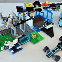 Kreatywne lego pomysły na budowle: baza z helikopterem, Jaguar, motocykl i radiowóz.