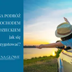 Długa podróż samochodem z dzieckiem wymaga przygotowania. Dziecko w kapeluszu wychyla się przez okno auta, ciesząc się widokiem zachodzącego słońca.