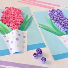 Różowe i fioletowe kwiaty z papieru, tworzone w ramach diy dla dzieci. Wesołe, kolorowe prace.