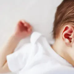 Ucho niemowlaka, delikatne i różowe, może sygnalizować zapalenie ucha.