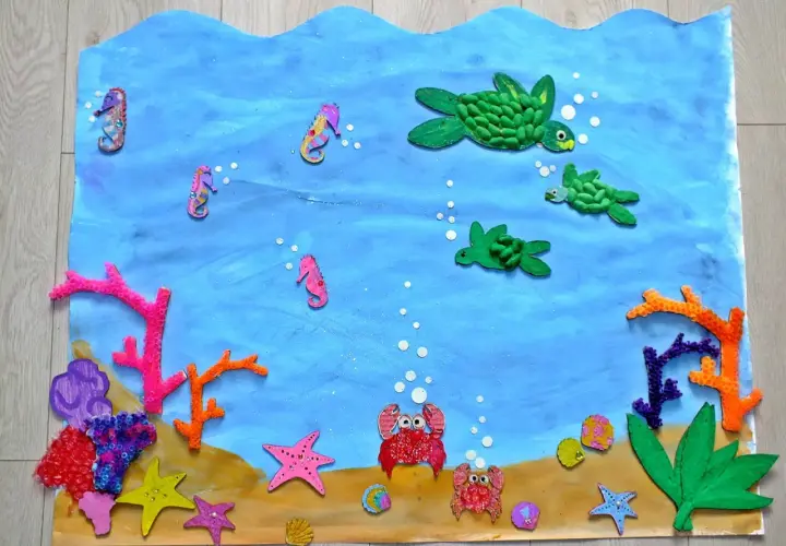 Kolorowa praca plastyczna "Ocean" z konikami morskimi, żółwiami, krabami i koralowcami.