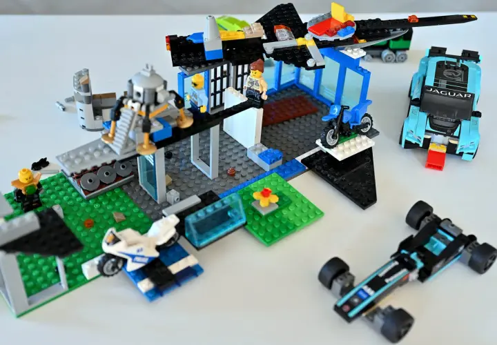 Kreatywne lego pomysły na budowle: baza z helikopterem, Jaguar, motocykl i radiowóz.