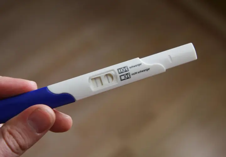 Test ciążowy z dwoma kreskami. Czy test ciążowy wykryje 3 tygodniową ciążę? Wynik pozytywny.