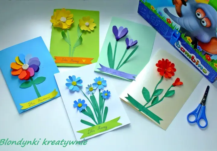 Własnoręczny prezent dla mamy z papieru: kolorowe kartki z kwiatami i dedykacjami.