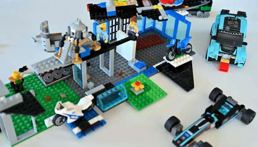 Kreatywne lego pomysły na budowle: baza z helikopterem, Jaguar, motocykl i radiowóz.