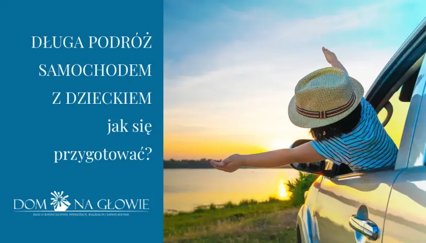 Długa podróż samochodem z dzieckiem wymaga przygotowania. Dziecko w kapeluszu wychyla się przez okno auta, ciesząc się widokiem zachodzącego słońca.