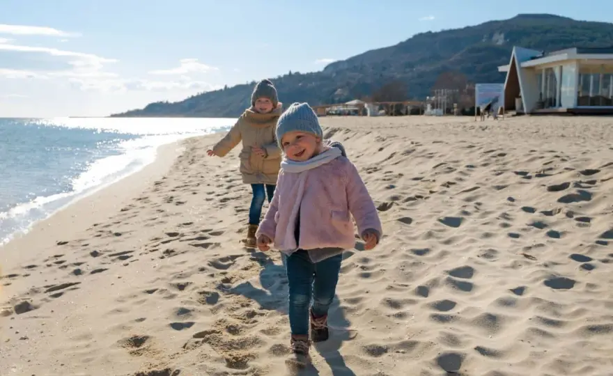 Niemowlę na plaży - jak zadbać o jego bezpieczeństwo?