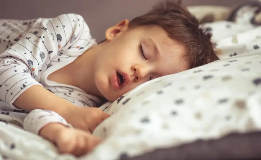 Dziecko śpi z otwartą buzią? Przyczyny i sygnały alarmowe
