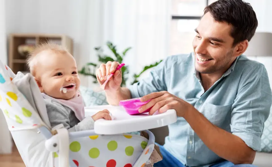 Kiedy niemowlę może jeść jogurt naturalny? Zasady podania