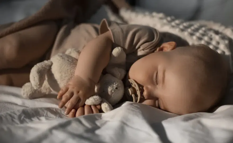Kiedy dziecko przesypia noc? Etapy snu niemowlęcia