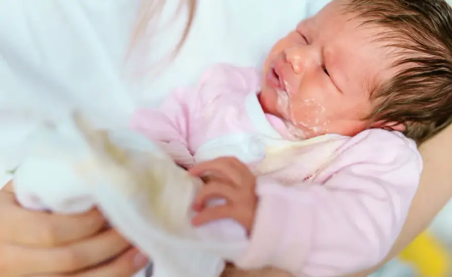 Ulewanie u noworodka - kiedy to norma, a kiedy wymioty?
