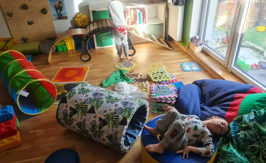 Domowy tor przeszkód dla dzieci - pomysły i zasady bezpieczeństwa