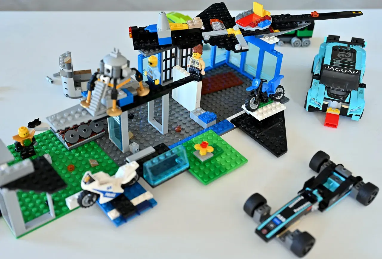 Kreatywne lego pomysły na budowle: baza z helikopterem, Jaguar, motocykl i radiowóz.