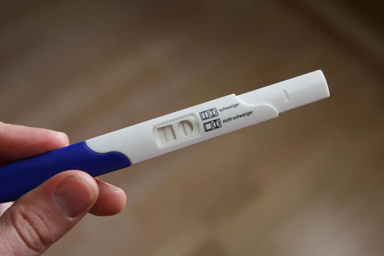 Test ciążowy z dwoma kreskami. Czy test ciążowy wykryje 3 tygodniową ciążę? Wynik pozytywny.