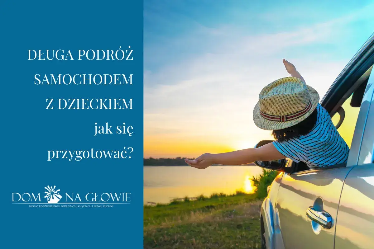 Długa podróż samochodem z dzieckiem wymaga przygotowania. Dziecko w kapeluszu wychyla się przez okno auta, ciesząc się widokiem zachodzącego słońca.