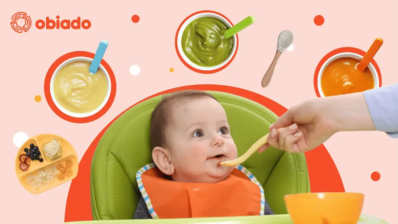 Uśmiechnięte dziecko w krzesełku do karmienia podczas rozszerzania diety. Na stole puree z warzyw i owoców, makaron.