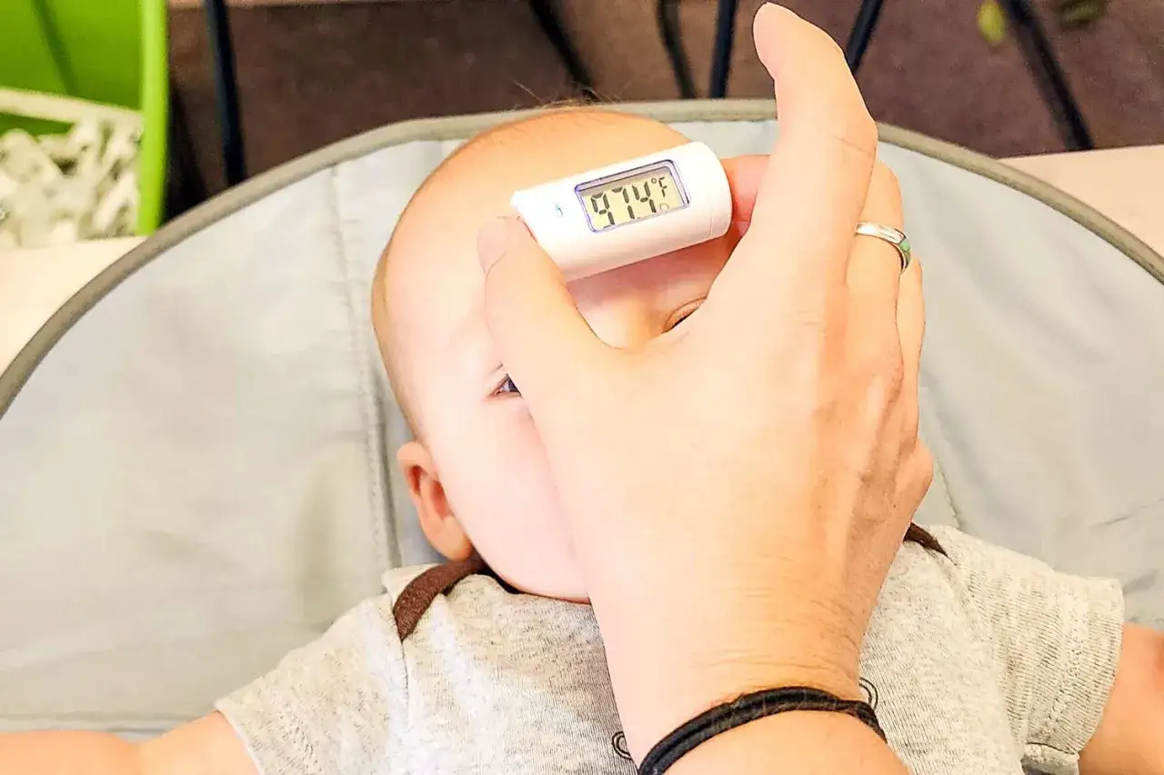 Dziecko ma 36.5&deg;C. Od jakiej temperatury zbijać gorączkę u malucha? Sprawdź, kiedy interweniować.