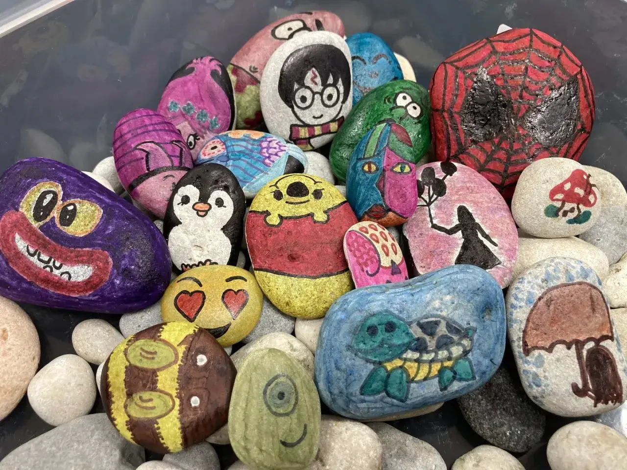 Kreatywne malowanie kamieni polnych: wesołe stworki, Harry Potter, Spiderman, pingwin, ż&oacute;łw i inne.