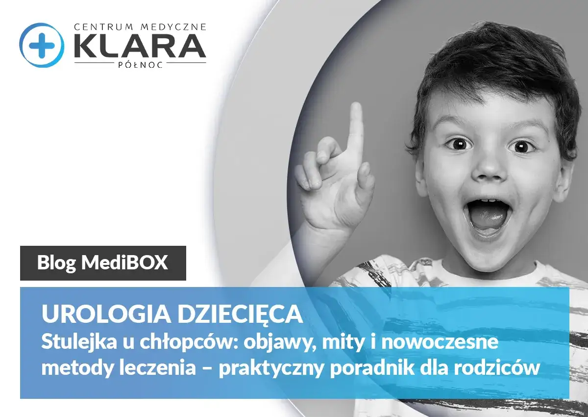 Uśmiechnięty chłopiec z uniesionym palcem, symbolizujący wiedzę o problemie stulejka u dziecka. Poradnik dla rodzic&oacute;w.