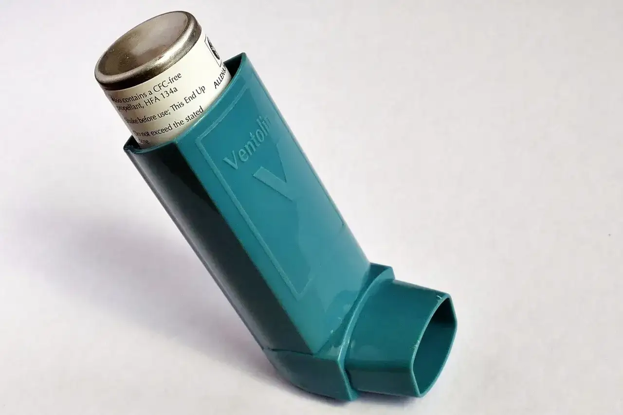 Inhalator Ventolin, pomocny przy astmie wczesnodziecięcej.