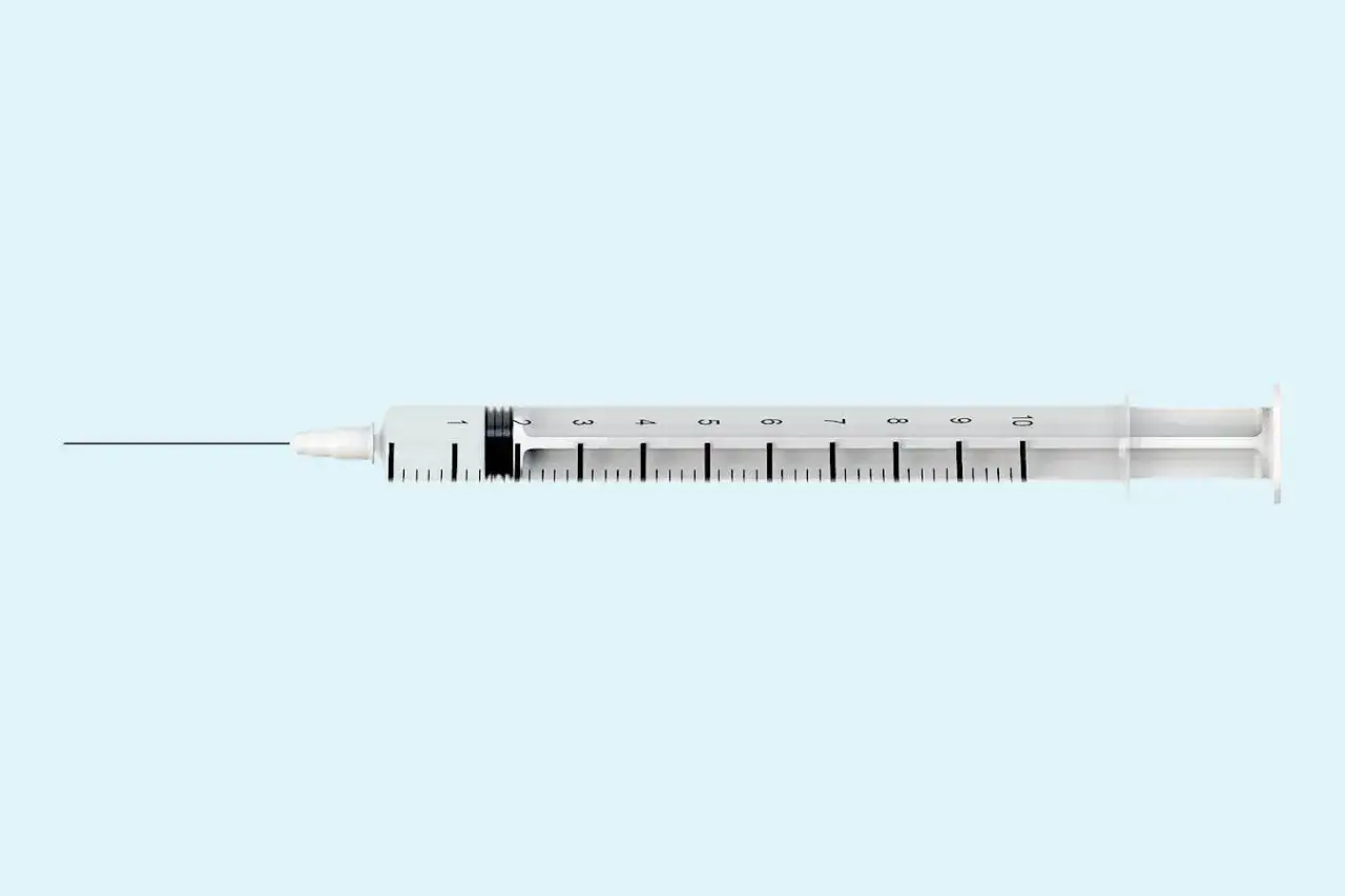 Strzykawka z igłą, gotowa do podania zastrzyku z immunoglobuliny. Jak się przygotować do podania?